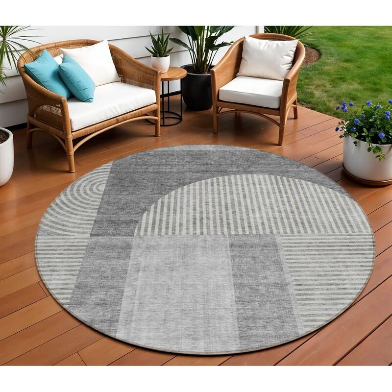 HomeRoots Geometric Transitional Rectangle Outdoor Rug - 8' Round