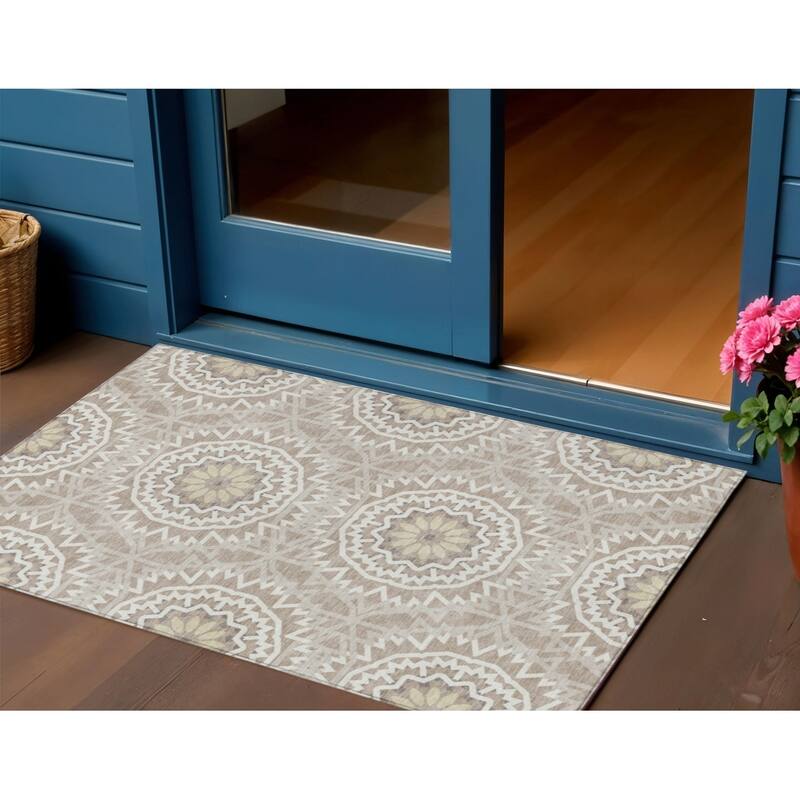 HomeRoots Floral Medallion Transitional Rectangle Outdoor Rug - 3' x 5'