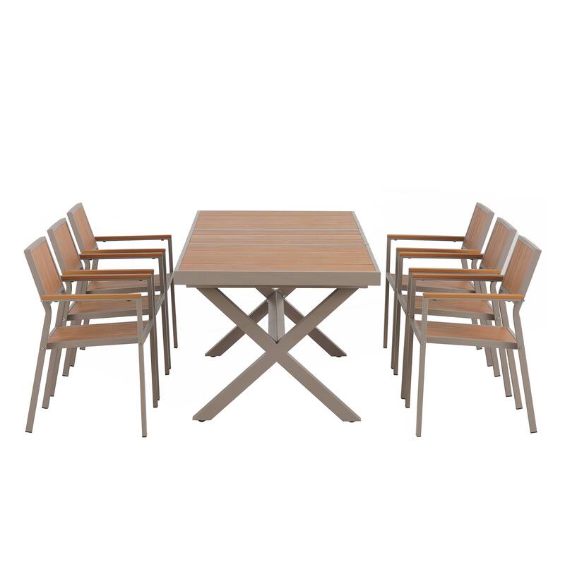 Experience Outdoor Dining Freedom with a Flexible Set