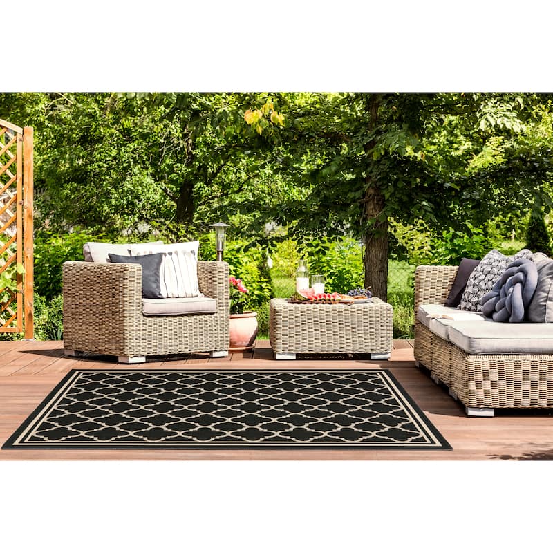 SAFAVIEH Courtyard Kristelle Indoor/ Outdoor Waterproof Patio Backyard Rug - 4' x 5'7" - Black/Beige