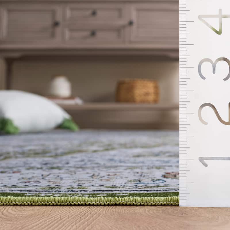 SAFAVIEH Tucson Machine Washable Slip Resistant Willa Traditional Rug