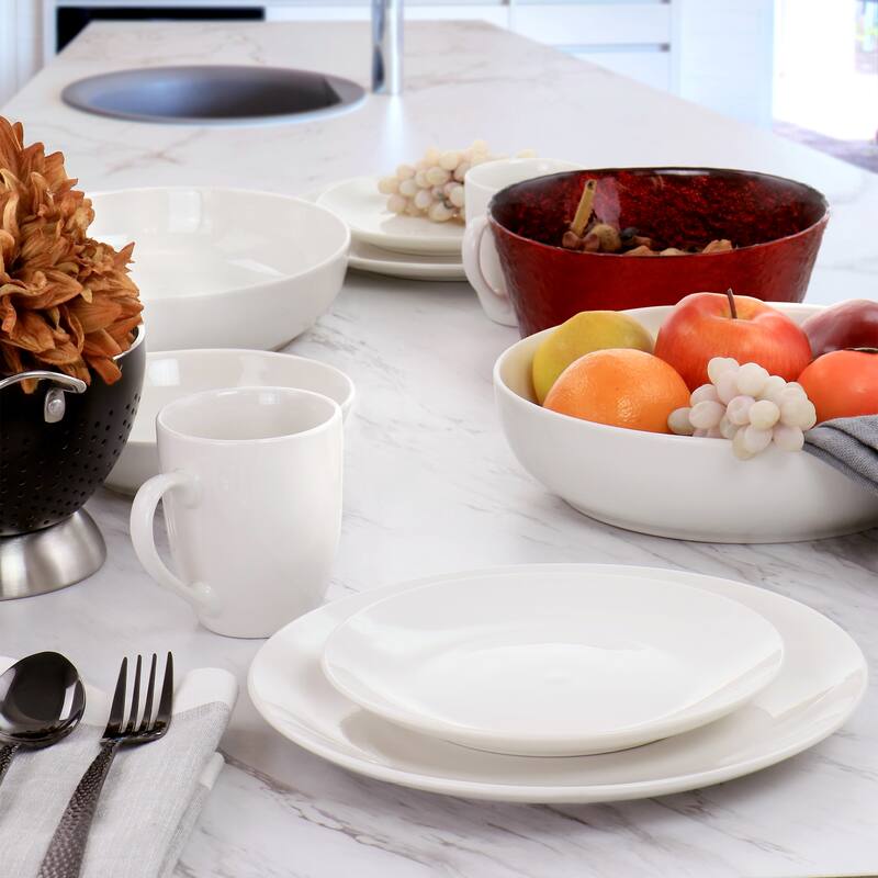 Porcelain Dinnerware 32 Piece Set with 2 Serving Bowls in Daisy