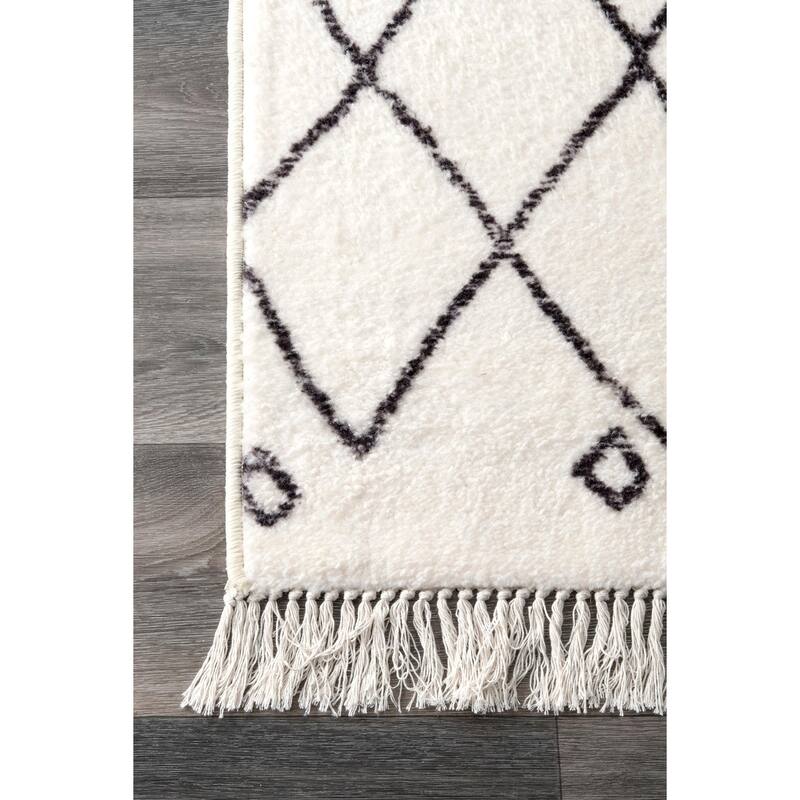 Nuloom Ivory Contemporary Cabin Diamond Moroccan Tassel Area Rug