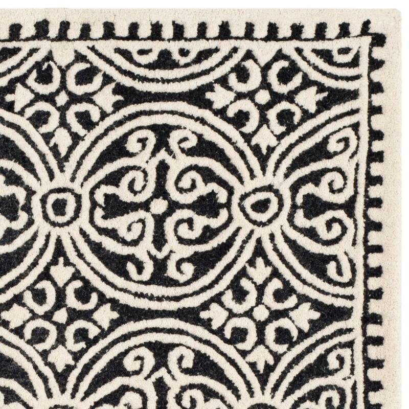 SAFAVIEH Handmade Cambridge Myrtis Moroccan Wool Rug