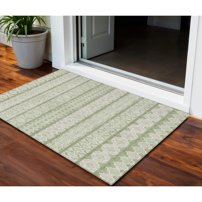 HomeRoots Quatrefoil Transitional Rectangle Outdoor Rug - 3' x 5'