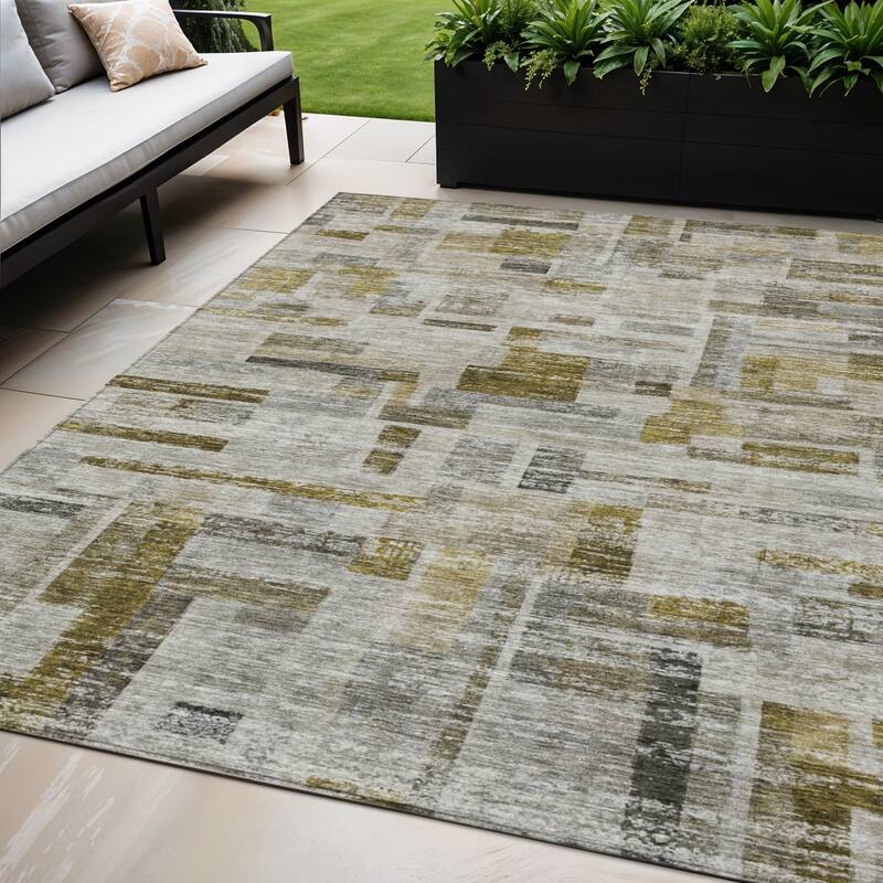 HomeRoots Striped Transitional Rectangle Outdoor Rug - 5' X 8'