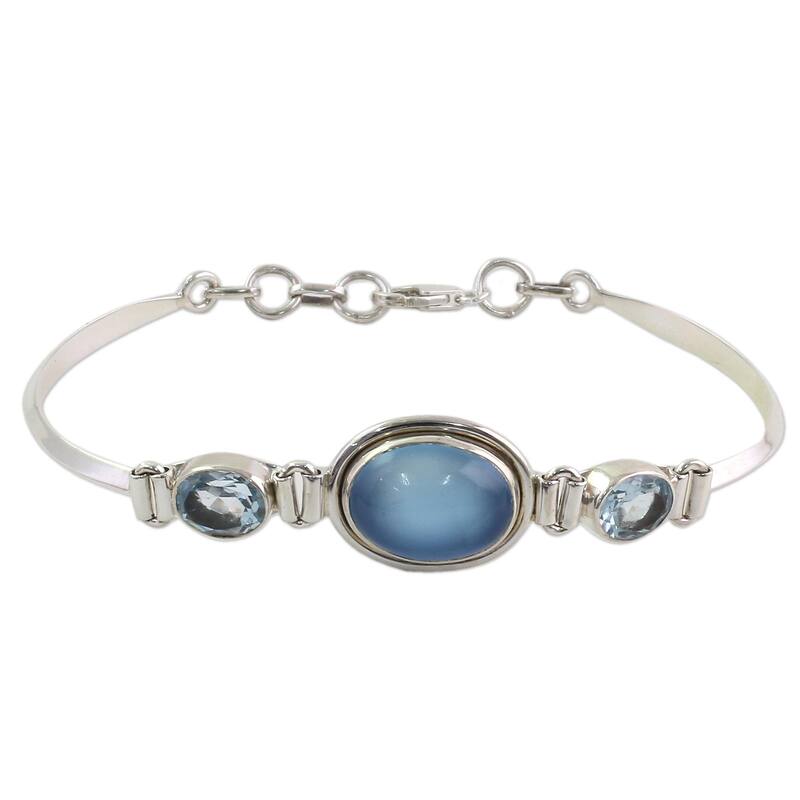 Handmade Sterling Silver 'Shining Blue' Topaz Chalcedony Bracelet (India) - Blue - 7.5 Inch - Chalcedony - White
