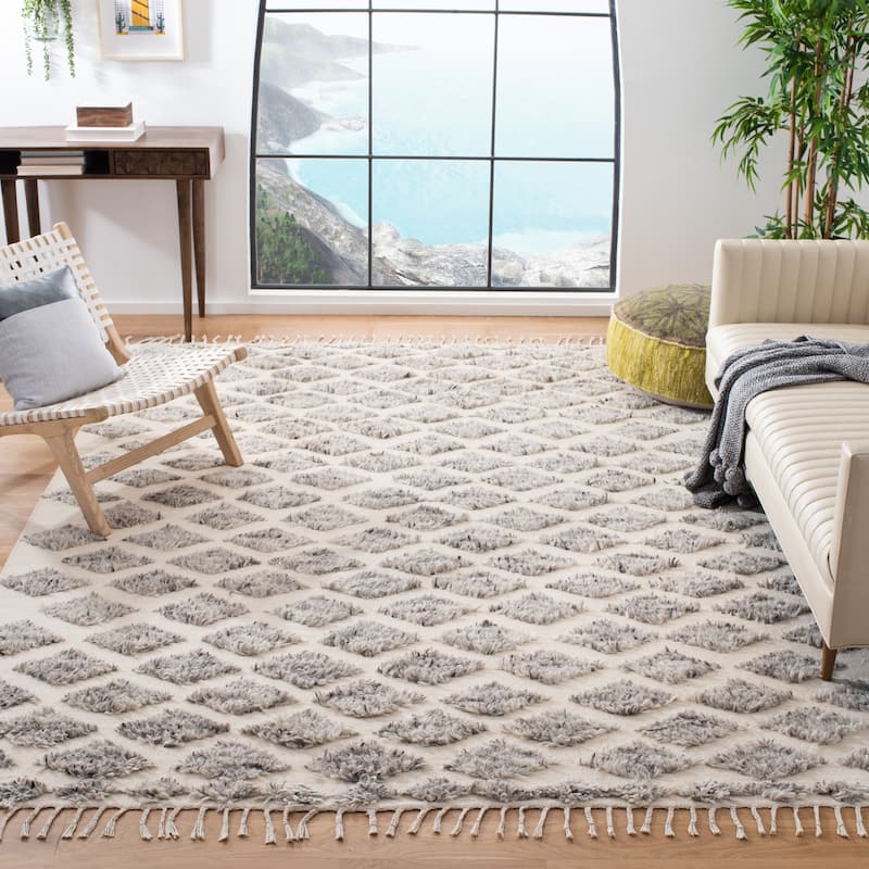 SAFAVIEH Handmade Casablanca Shag Rouba Tribal Wool Rug - 8' x 10' - Grey/Beige