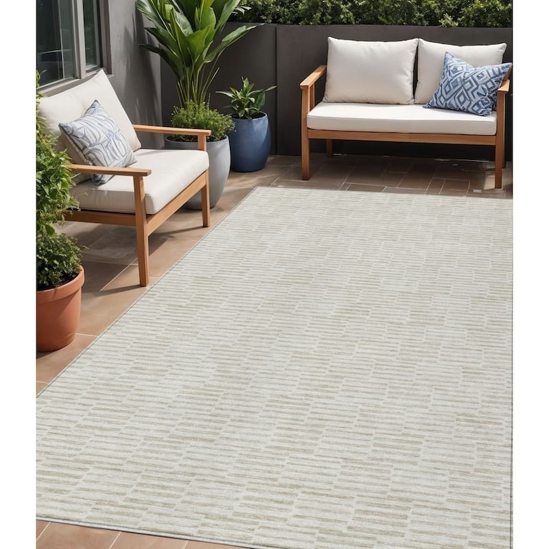 HomeRoots Geometric Transitional Rectangle Outdoor Rug - 5' X 8'