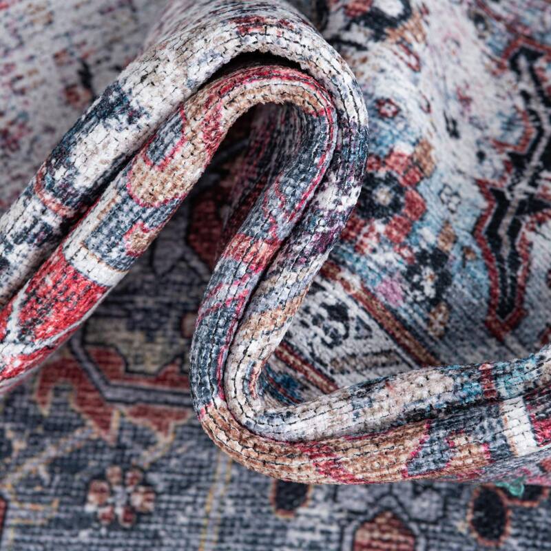 Traditional Tira Collection Area Rug