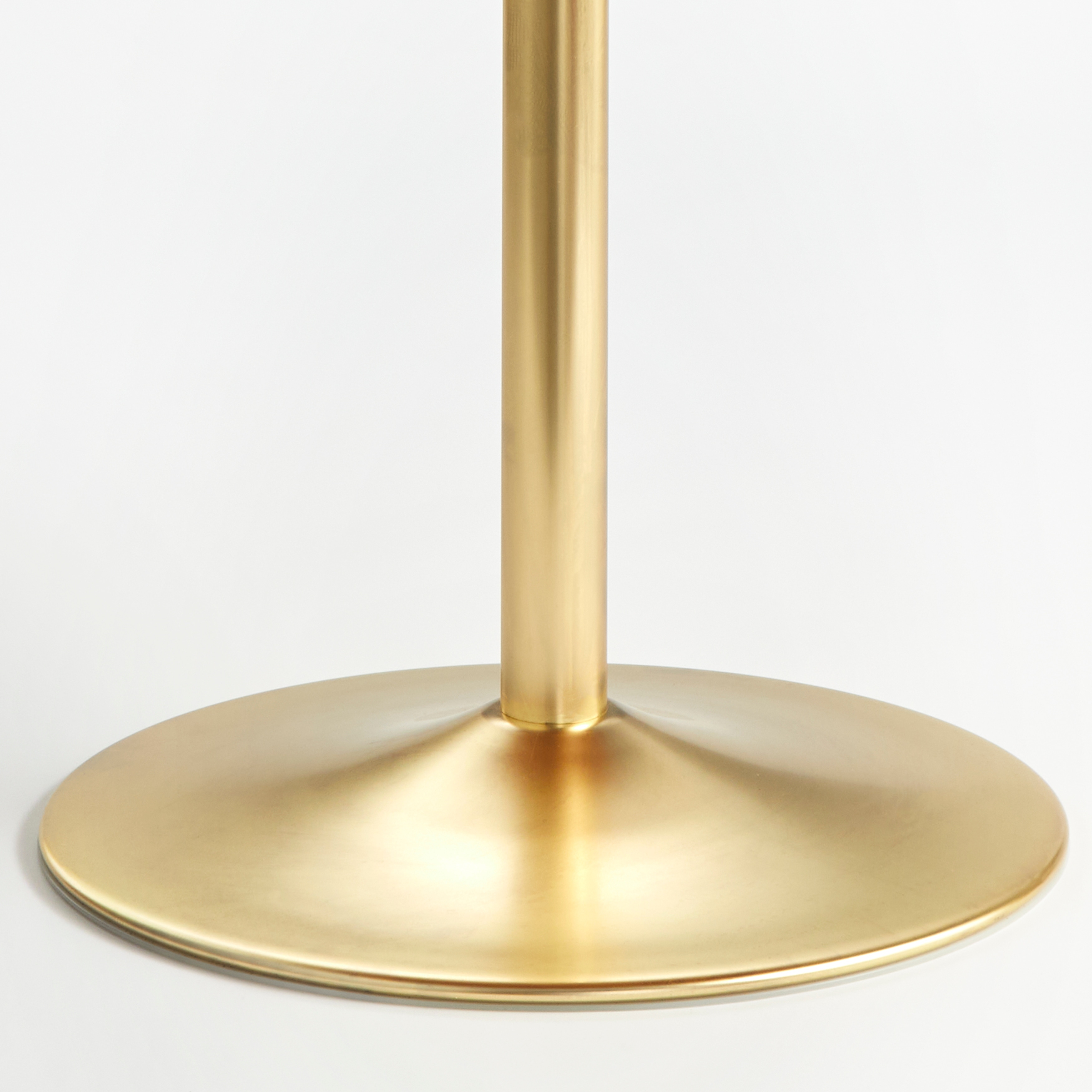 Carson carrington klemens hot sale round dining table