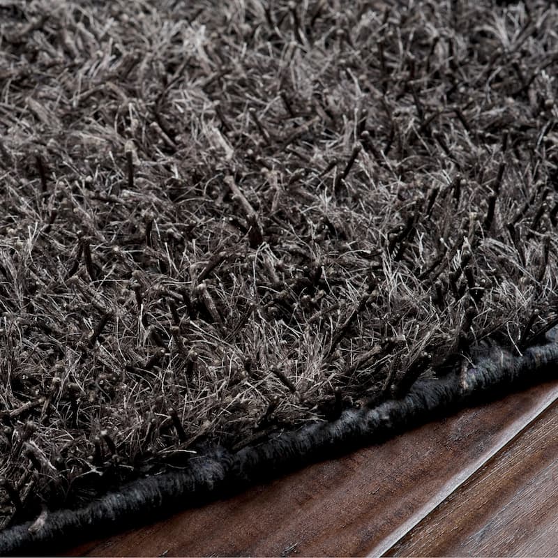 Hand-woven Raz Soft Plush Shag Area Rug (5' x 8')