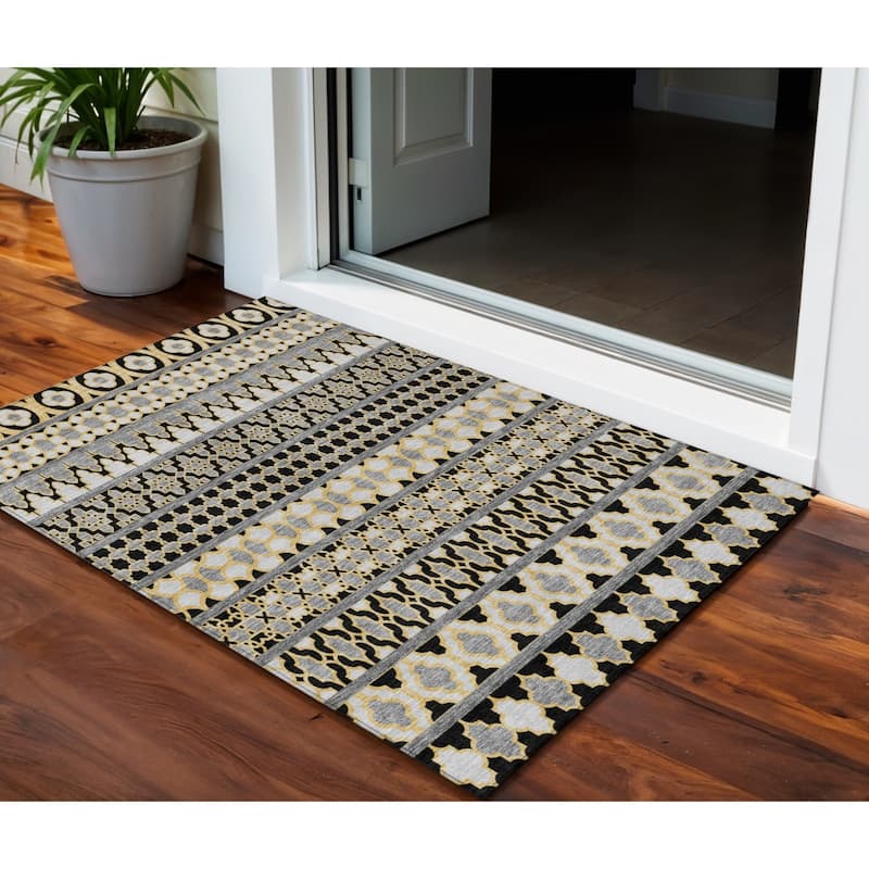 HomeRoots Quatrefoil Transitional Rectangle Outdoor Rug - 3' x 5'