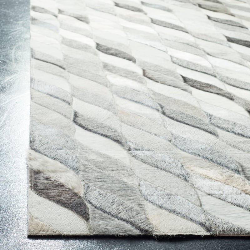 SAFAVIEH Handmade Studio Leather Gabriella Modern Leather Rug