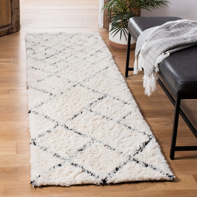 SAFAVIEH Handmade Casablanca Shag Albertdine Tribal Wool Rug - 2'3" x 8' Runner - Ivory/Black