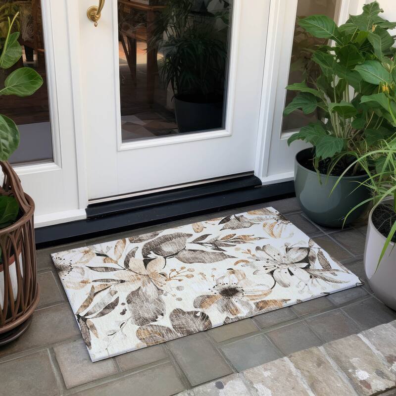 Machine Washable Indoor/ Outdoor Floral Chantille Rug - Ivory - 1'8" x 2'6"