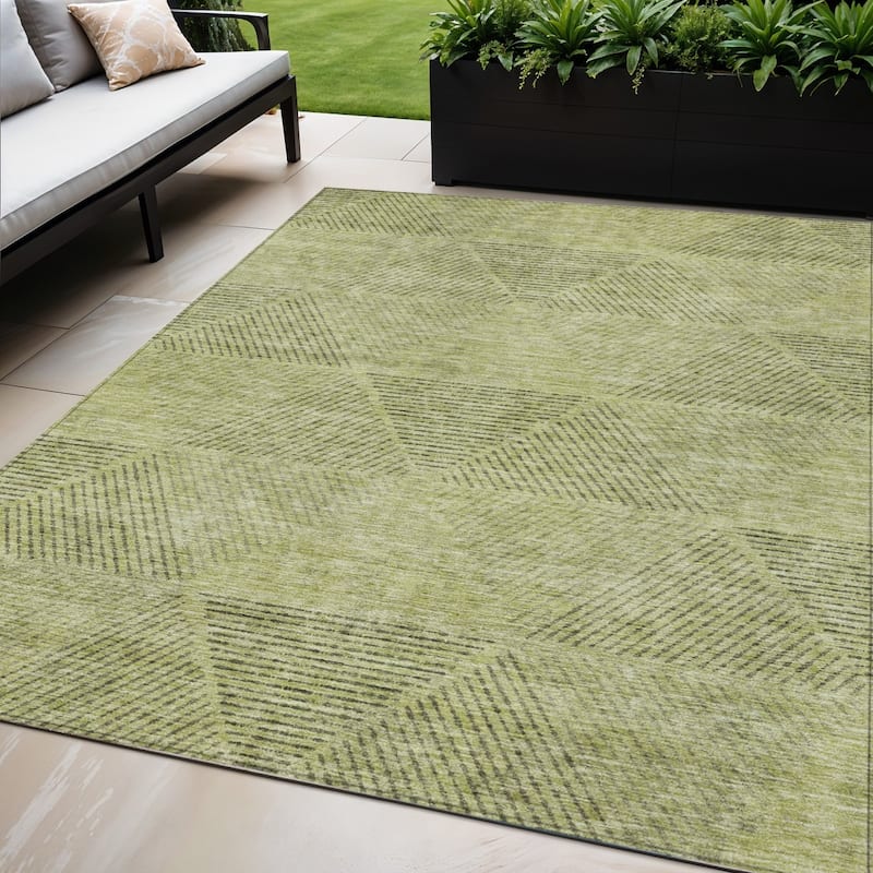 HomeRoots Geometric Transitional Rectangle Outdoor Rug - 5' X 8'