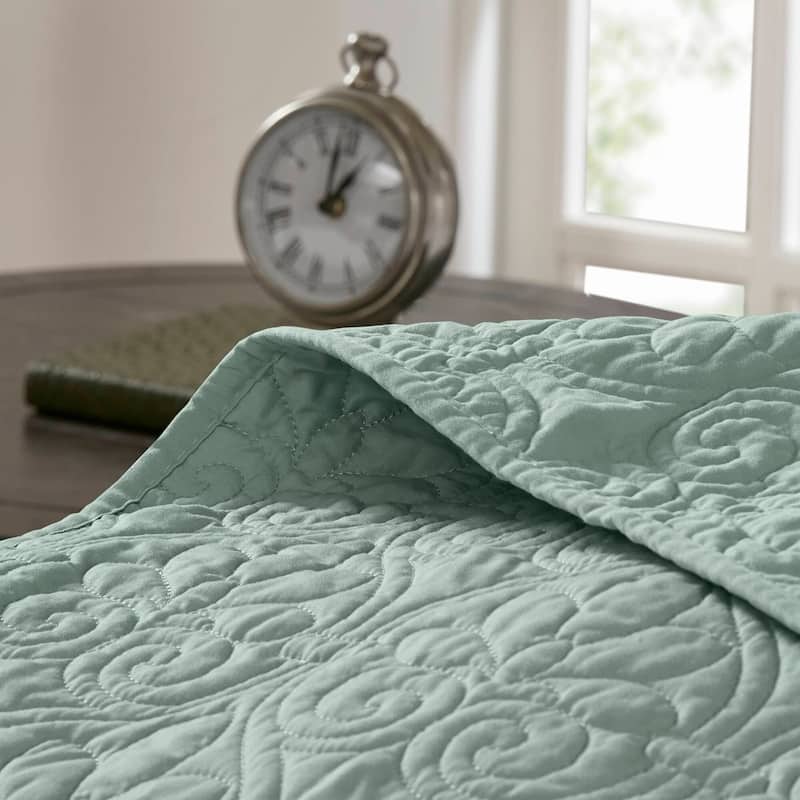 Madison Park Mansfield Reversible Oversized 3-piece Solid Texture Bedspread Quilt Set with Matching Shams
