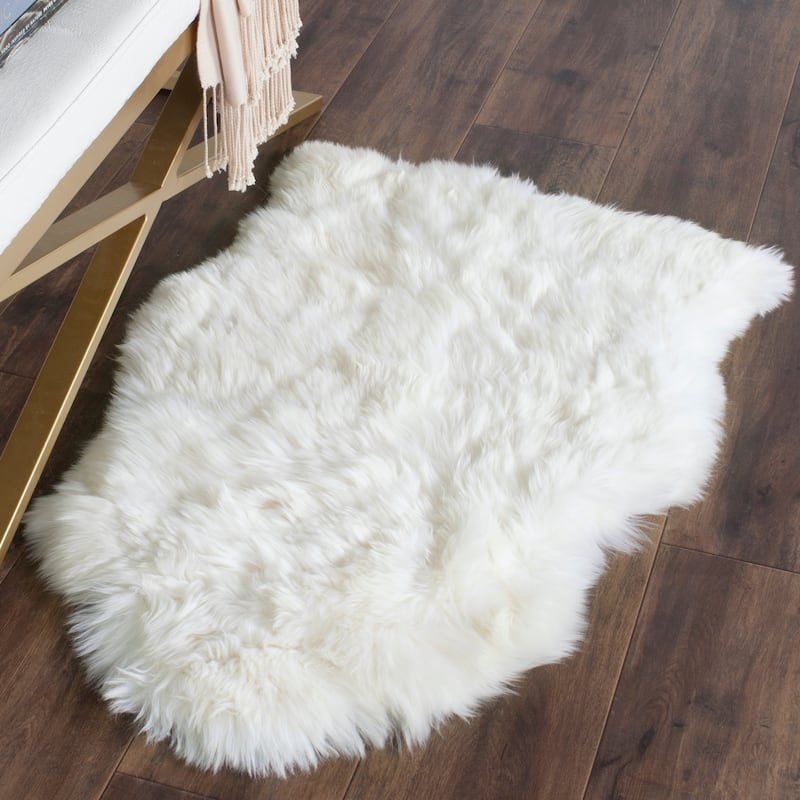 SAFAVIEH Handmade Sheepskin Aybek Genuine Pelt Rug - 2'  x  3' - Natural/White - Hide-Shaped