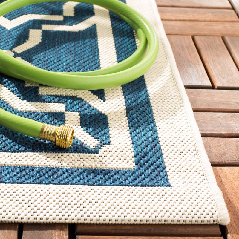 SAFAVIEH Courtyard Thomasina Indoor/ Outdoor Waterproof Patio Backyard Rug
