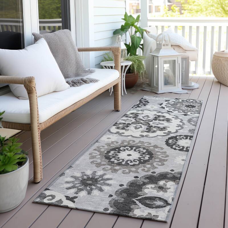 Machine Washable Indoor/ Outdoor Chantille Casual Medallion Rug - Silver - 2'3" x 7'6"