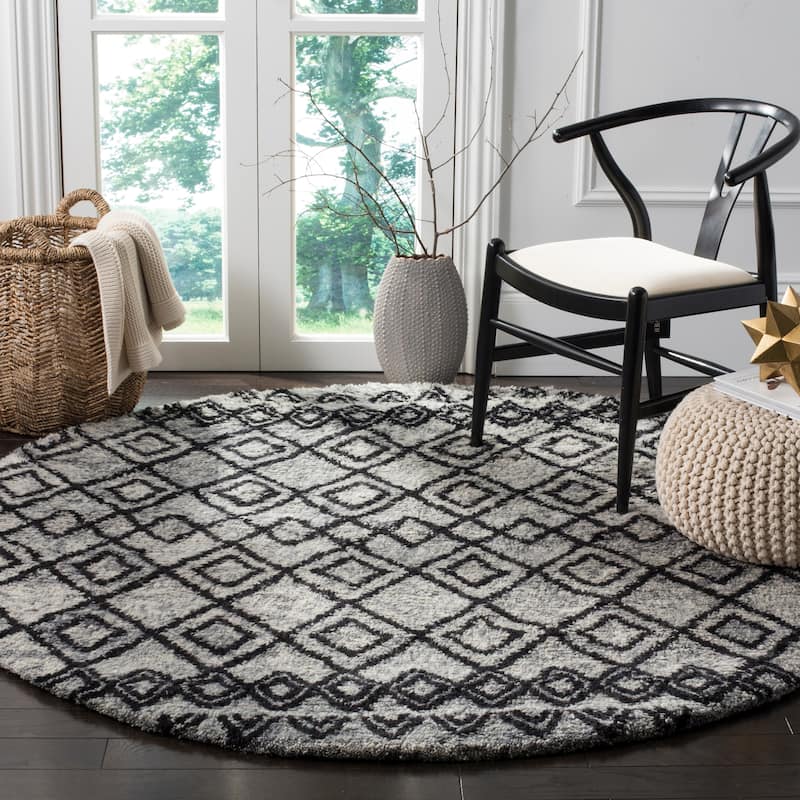 SAFAVIEH Handmade Casablanca Shag Ziyba Tribal Wool Rug - 6' Round - Grey/Charcoal