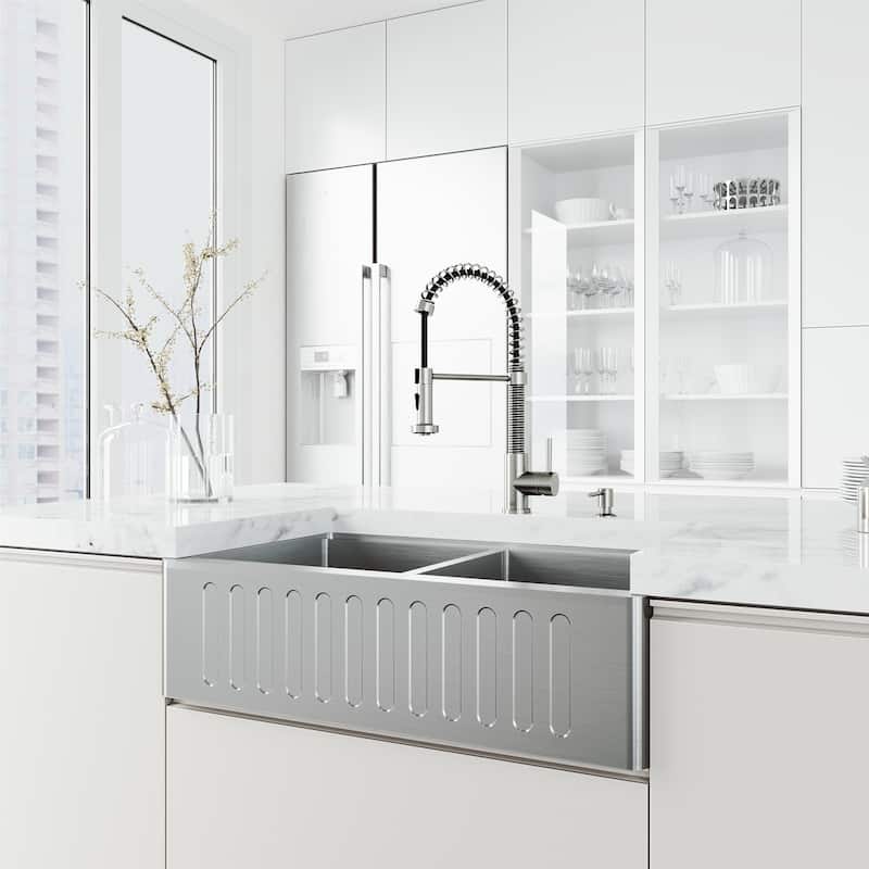 VIGO Edison 19" H Single Handle Pull-Down Sprayer Kitchen Faucet