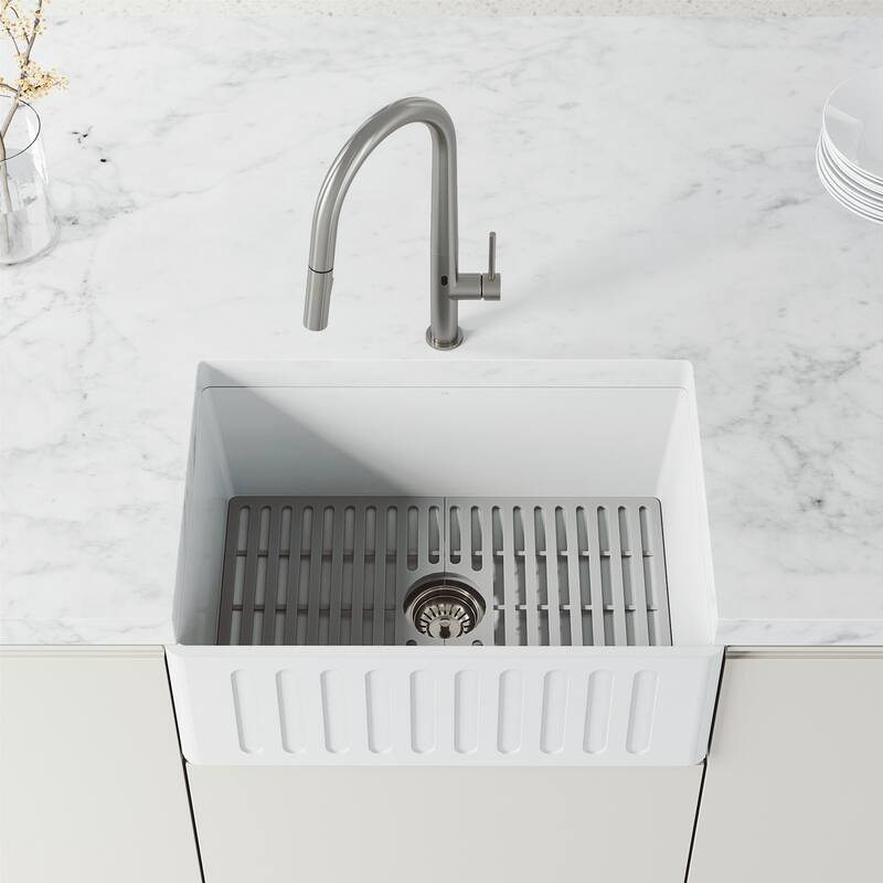 Vigo VG02029S Greenwich 1.8 GPM 18" H Single Handle Single Hole Pull