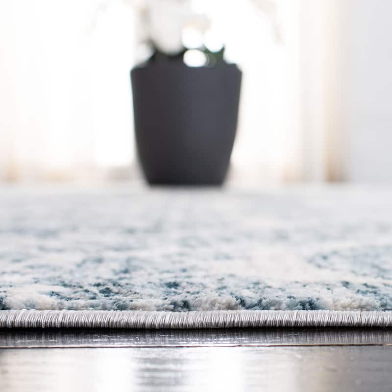 SAFAVIEH Isabella Lorrie Traditional Medallion Rug