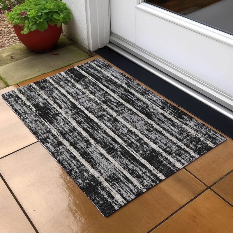 Machine Washable Indoor/ Outdoor Chantille Stripe Ombre Rug - Black - 1'8" x 2'6"
