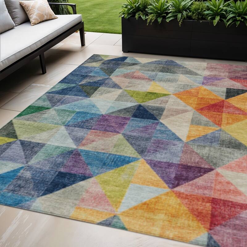 HomeRoots Geometric Transitional Rectangle Outdoor Rug - 5' X 8'