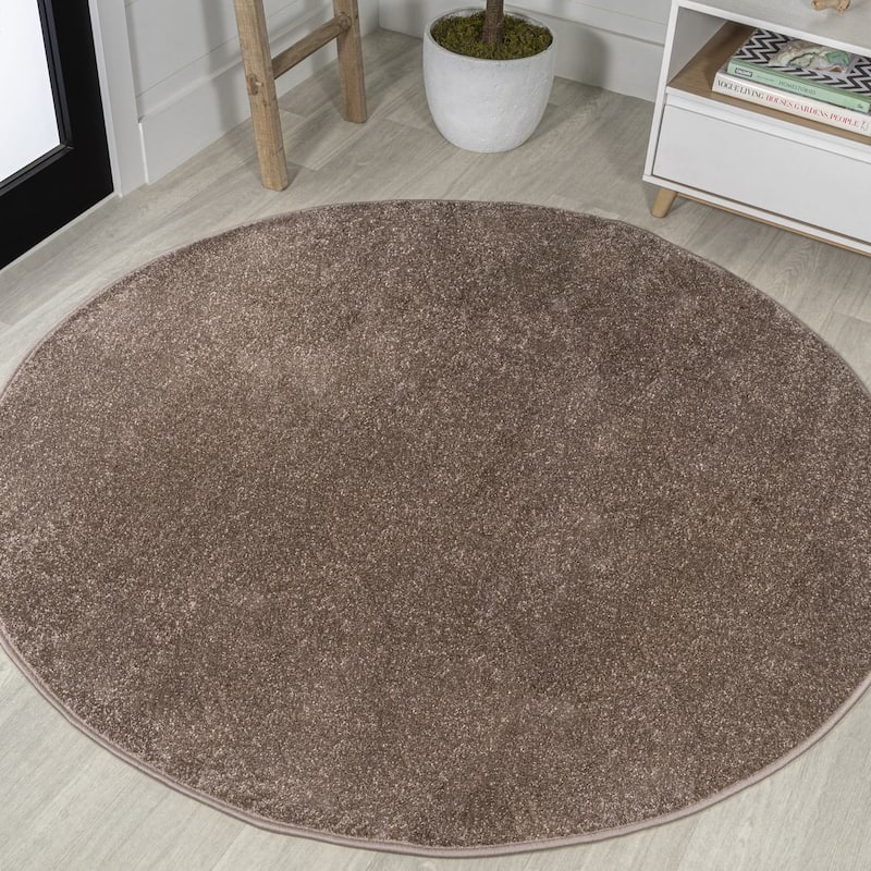 JONATHAN Y Tumbling Solid Low-Pile Area Rug - 5' Round - Brown