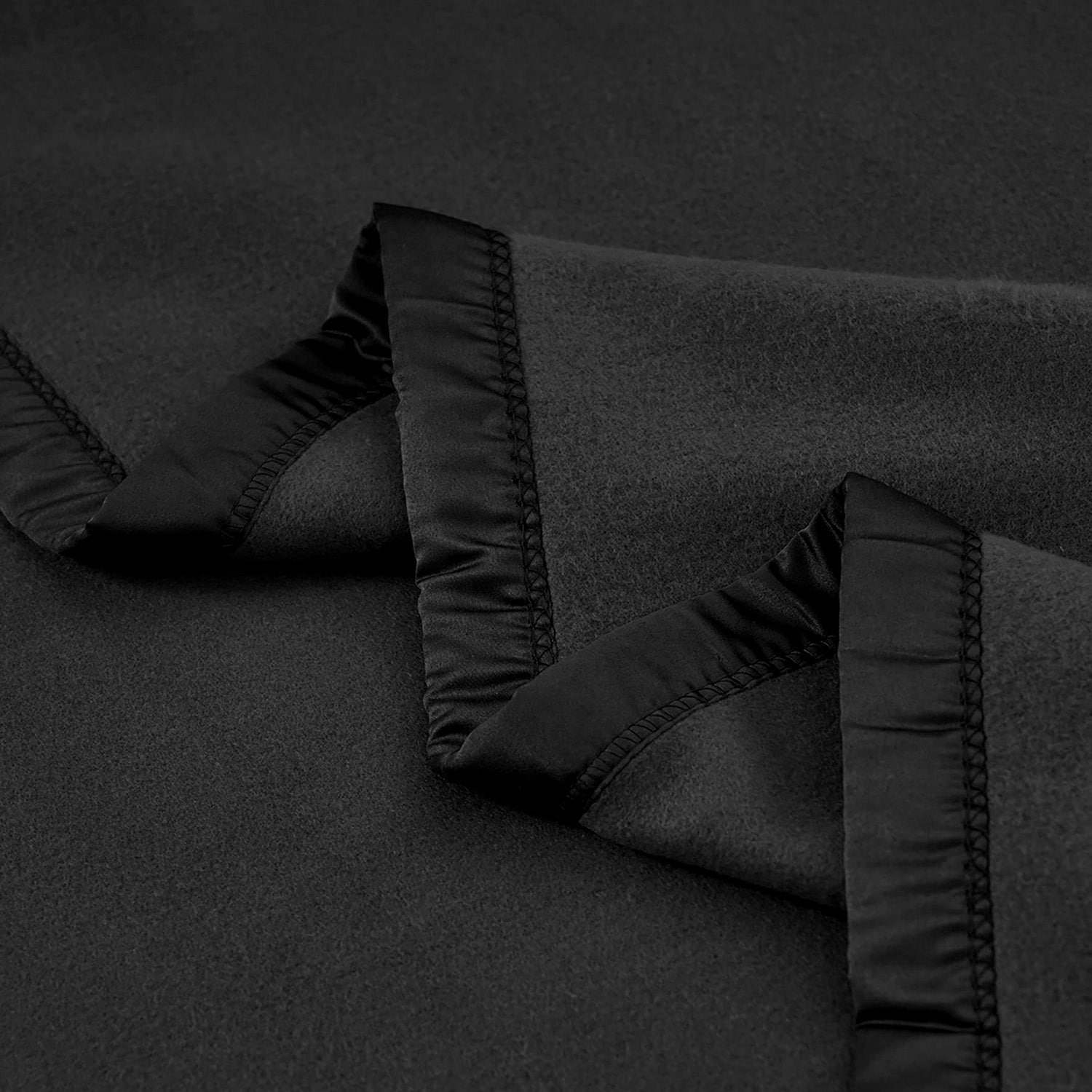 Cozy Summer Satin Fleece Blanket for Warmth & Comfort  -image