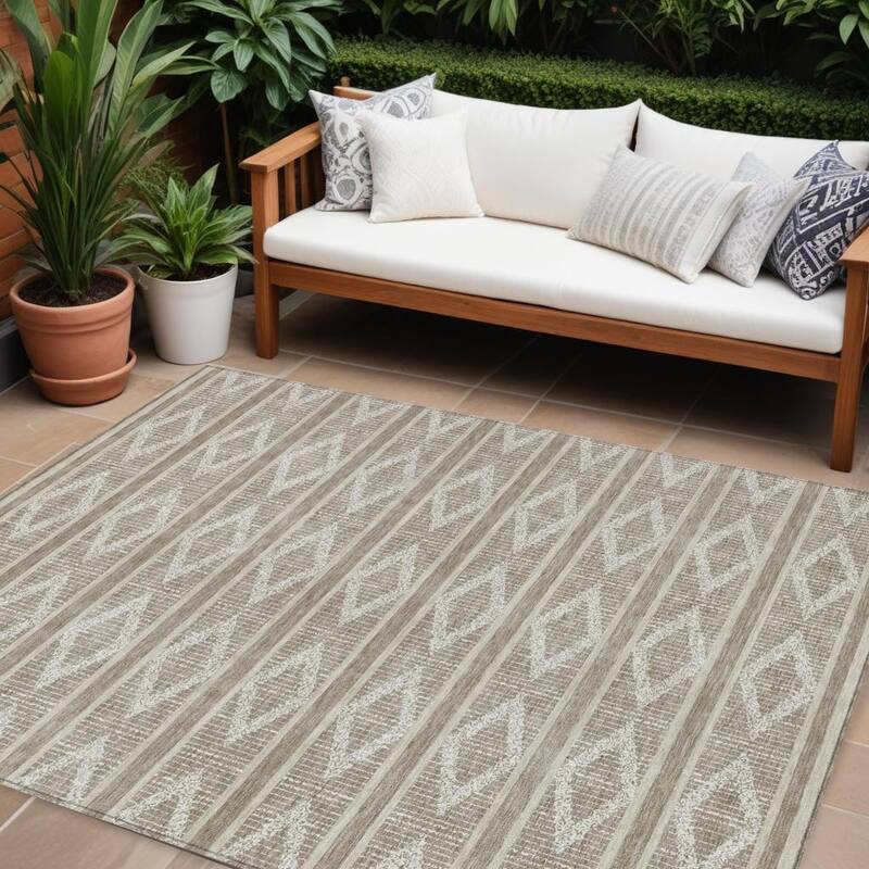 HomeRoots Geometric Transitional Rectangle Outdoor Rug - 8' X 10'