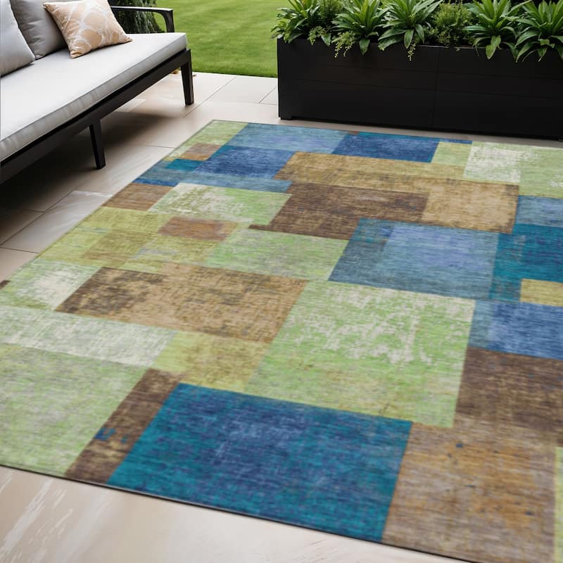 HomeRoots Geometric Traditional Rectangle Outdoor Rug - 5' X 8'