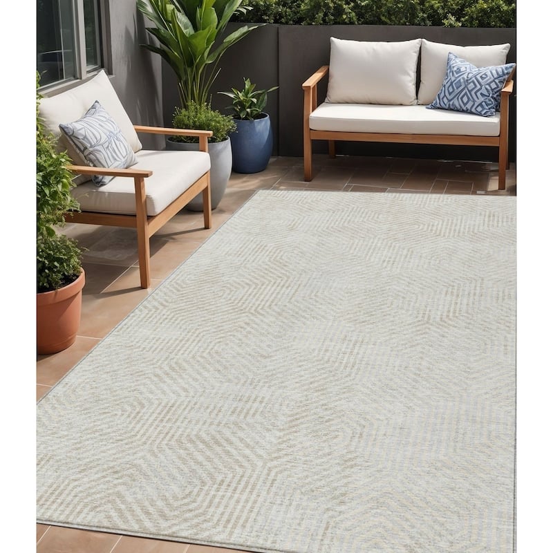 HomeRoots Geometric Transitional Rectangle Outdoor Rug - 5' X 8'