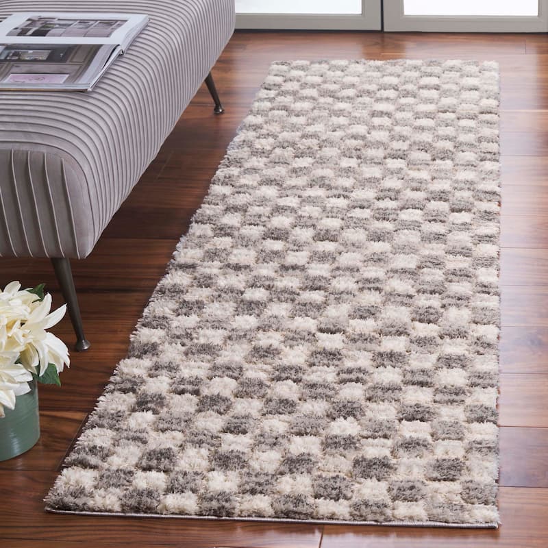 SAFAVIEH Seattle Elisabeta Shag Checkered 1-inch Thick Rug - 2'3" x 8' Runner - Ivory/Grey