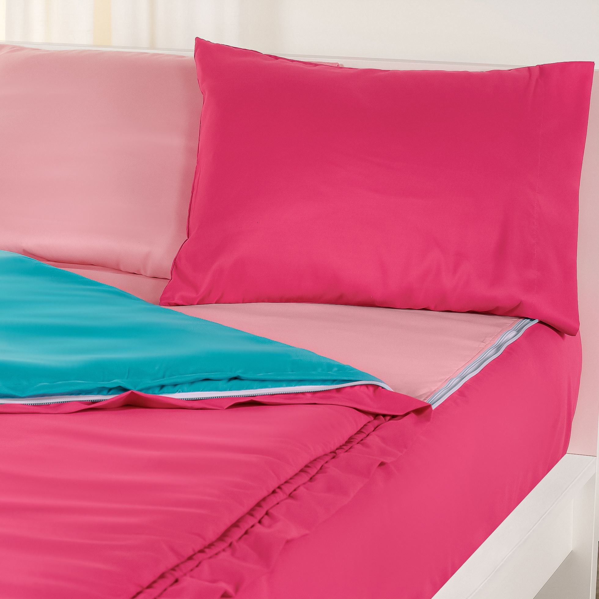 https://ak1.ostkcdn.com/images/products/is/images/direct/033f58f215aa75518573a2fc4f755b027ca1fcee/Siscovers-Hot-Pink-Bunkie-Deluxe-Zipper-Bedding-Set.jpg
