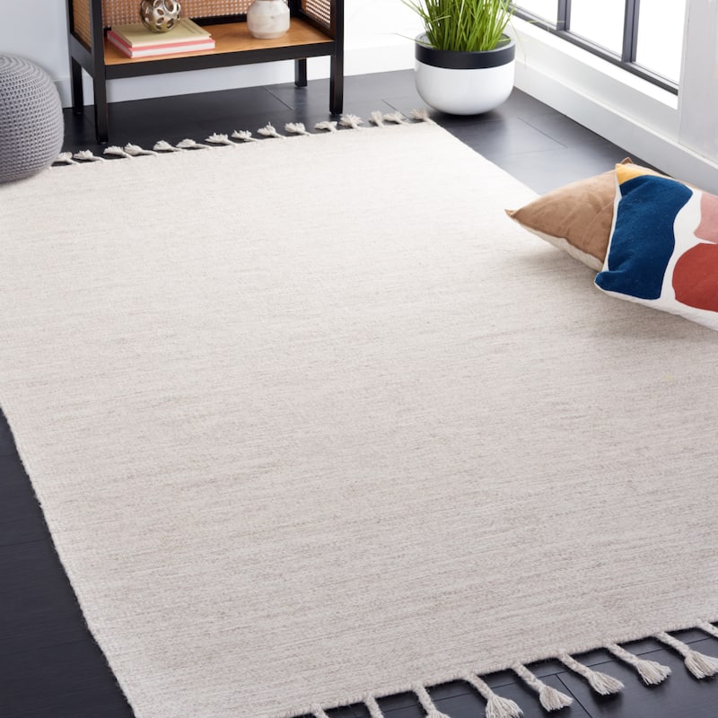 SAFAVIEH Handmade Gwenn Ursina Wool Tassel Rug - 5' x 8' - Beige