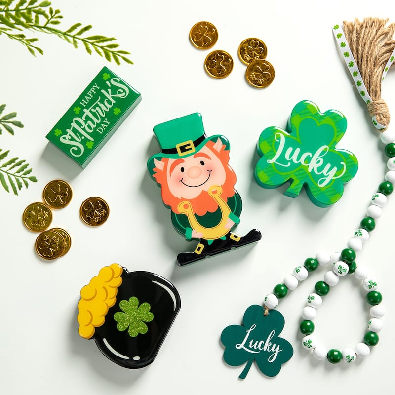 Glitzhome St Patrick's Epoxy Wooden Shamrock Leprechaun Pot of Gold Coffee Cup Table Decor