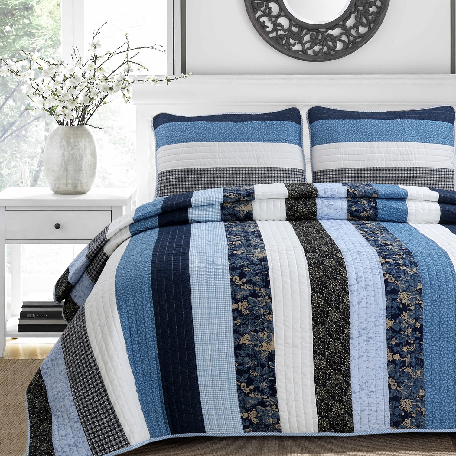 Navy deals white quilt