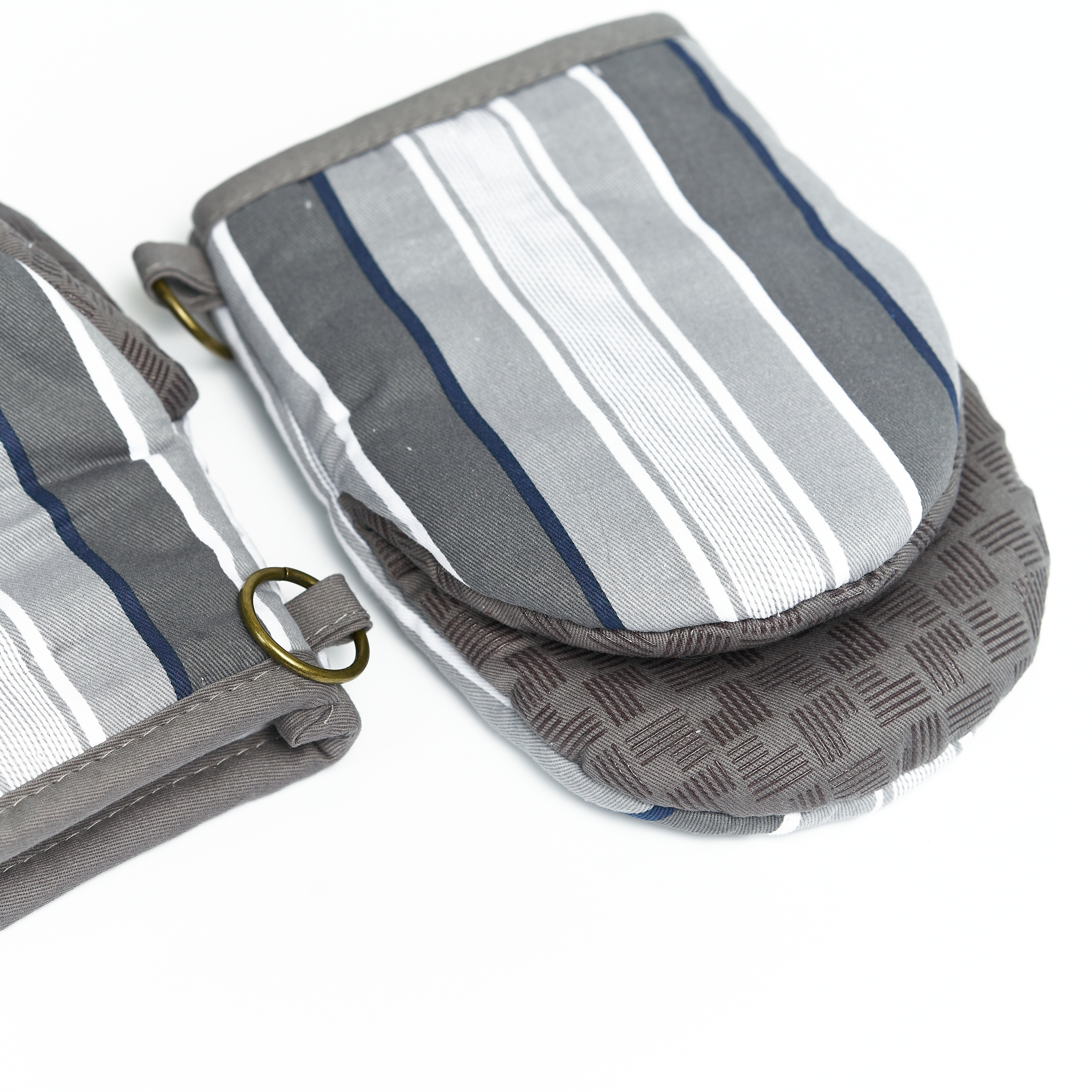 https://ak1.ostkcdn.com/images/products/is/images/direct/036f31a1caca866391691778b0623872648b83e2/Nautica-Home-Grey-Multi-Stripe-100%25-Cotton-Mini-Oven-Mitt-With-Silicone-Palm-%28Set-of-2%29.jpg