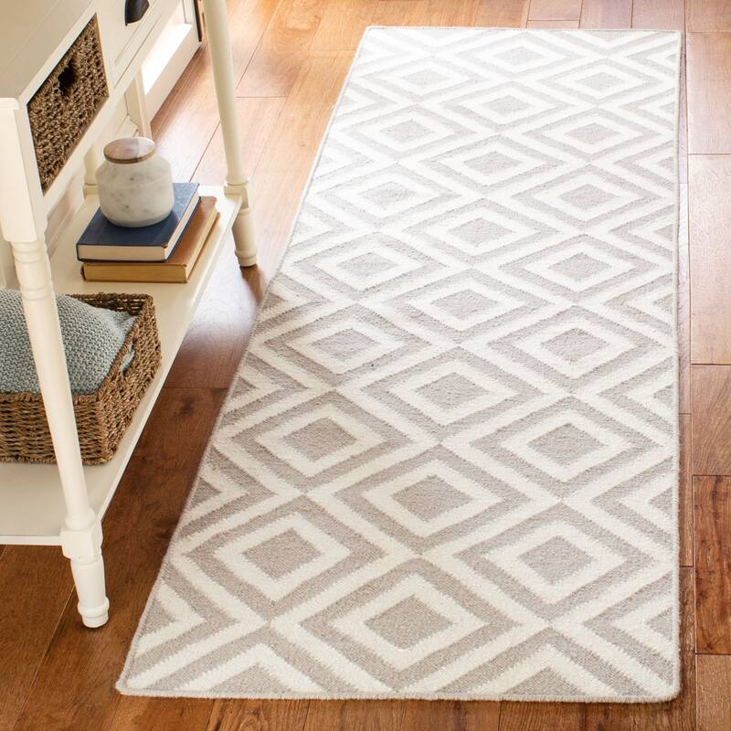 SAFAVIEH Handmade Flatweave Dhurries Tracey Modern Moroccan Wool Rug - 2'6" x 8' Runner - Grey/Ivory