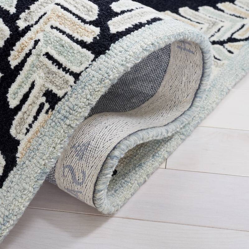 SAFAVIEH Handmade Capri Ilianka Wool Rug