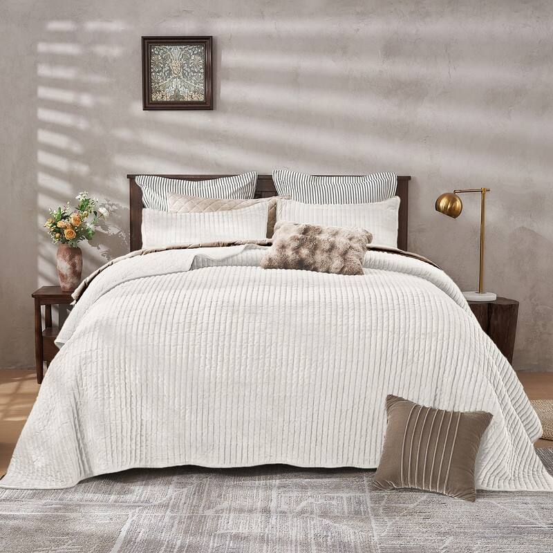 Wonderful Velvet 3 Piece Quilt Set