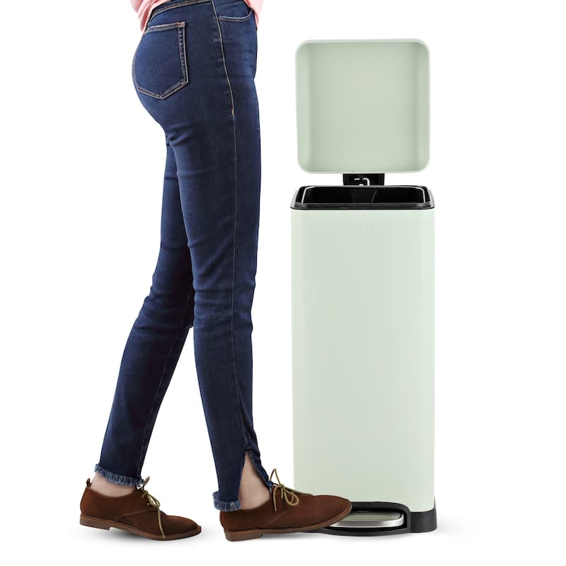 happimess Betty Retro 8-Gallon Step-Open Trash Can