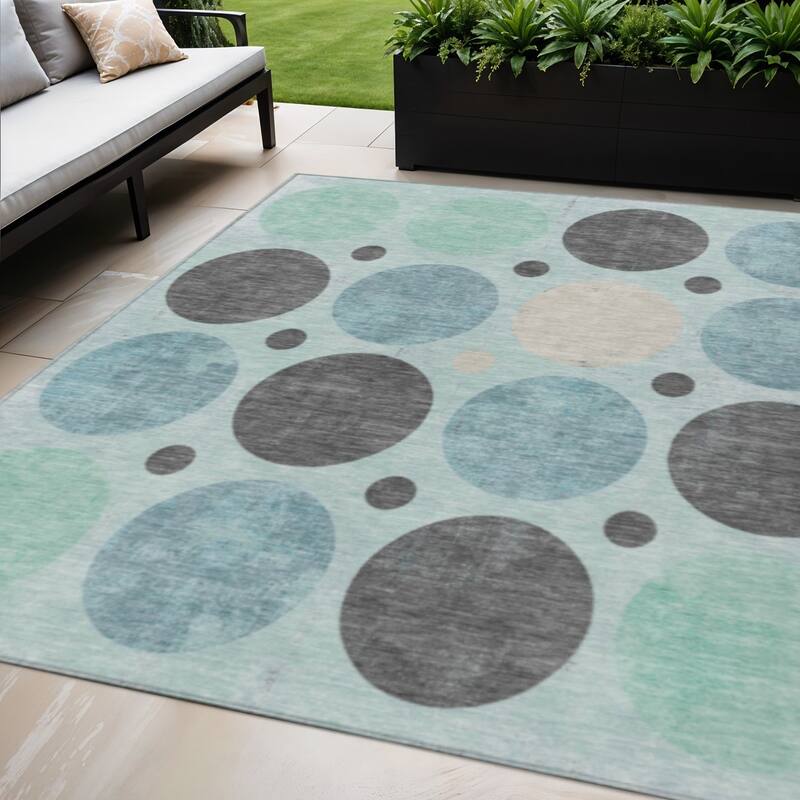 HomeRoots Geometric Transitional Rectangle Outdoor Rug - 5' X 8'