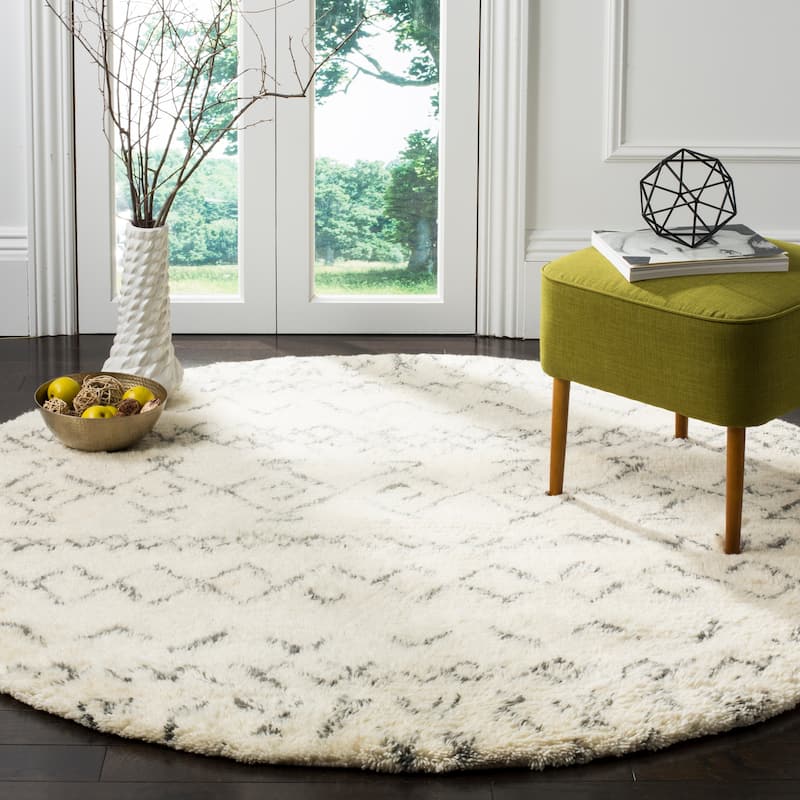 SAFAVIEH Handmade Casablanca Shag Agrita Tribal Wool Rug - 6' Round - Ivory/Grey