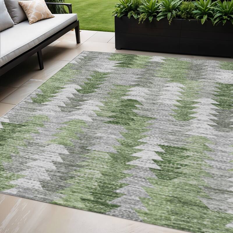 HomeRoots Geometric Transitional Rectangle Outdoor Rug - 5' X 8'