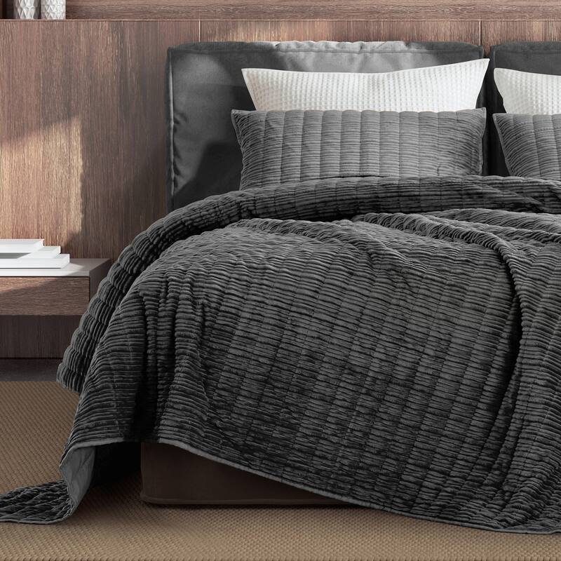 Wonderful Velvet 3 Piece Quilt Set